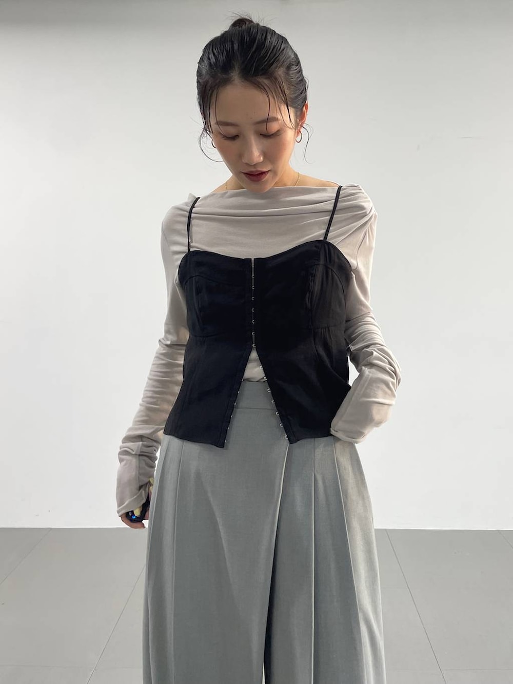 ブラック系のパンプス、ベージュ系のTシャツ/カットソー、グレー系のその他パンツを着用したレディースの冬コーディネートの2枚目の写真