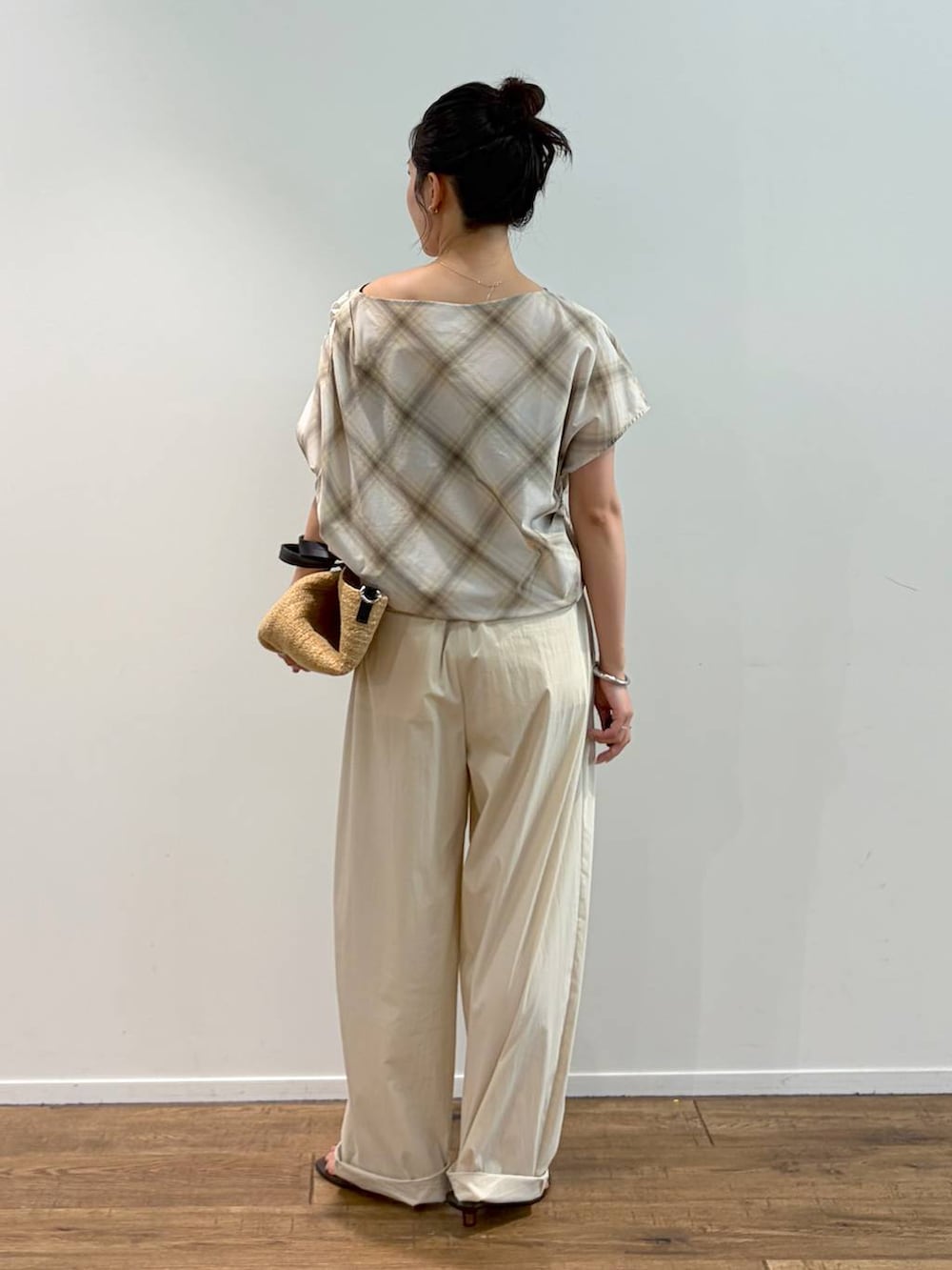 ベージュ系のシャツ/ブラウス、ベージュ系のかごバッグ、ブラウン系のサンダルを着用したレディースの夏コーディネートの4枚目の写真