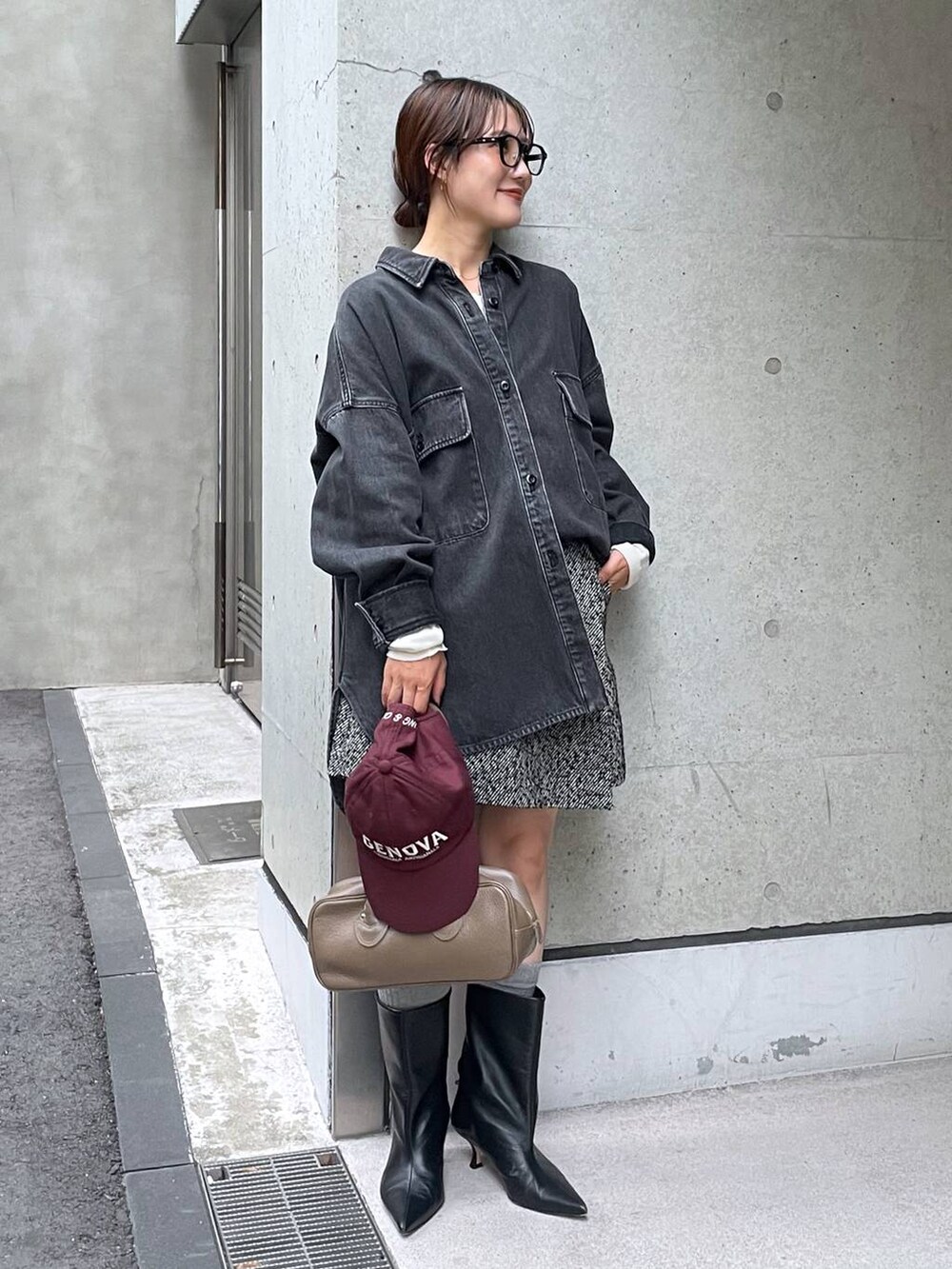 ホワイト系のカーディガン/ボレロ、ベージュ系のハンドバッグ、ブラック系のブーツを着用したレディースの秋コーディネートの2枚目の写真