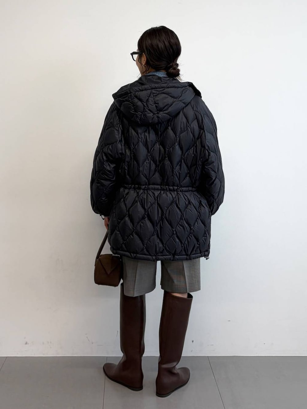 ブラウン系のその他パンツ、ブラック系のダウンジャケット/コート、ブルー系のデニムジャケットを着用したレディースの秋コーディネートの5枚目の写真