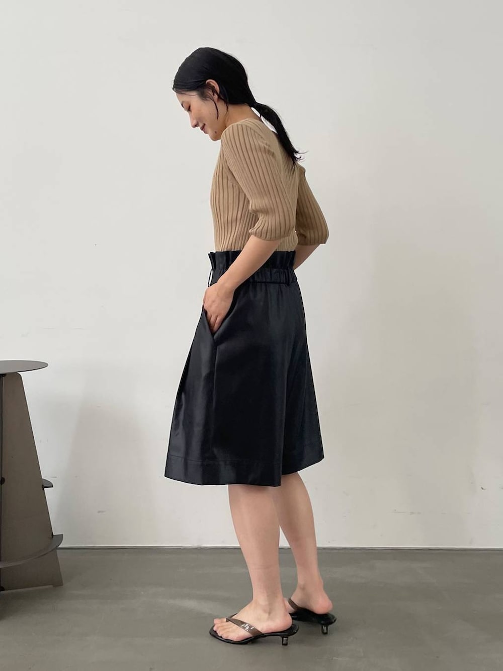 ブラック系のその他パンツ、ベージュ系のカーディガン/ボレロ、ベージュ系のかごバッグを着用したレディースの夏コーディネートの3枚目の写真