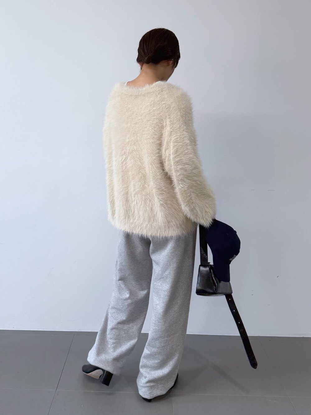 ブラック系のショルダーバッグ、ホワイト系のカーディガン/ボレロ、ホワイト系のカーディガン/ボレロを着用したレディースの夏コーディネートの4枚目の写真