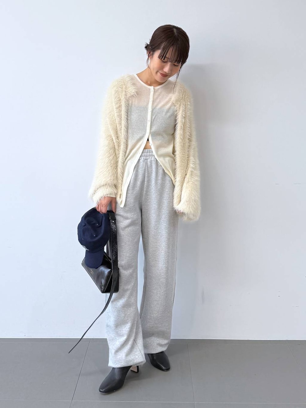 ブラック系のショルダーバッグ、ホワイト系のカーディガン/ボレロ、ホワイト系のカーディガン/ボレロを着用したレディースの夏コーディネートの2枚目の写真