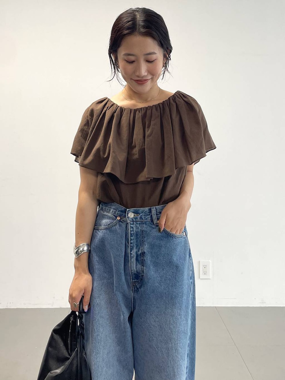 ブラウン系のシャツ/ブラウス、ブルー系のデニムパンツ、ブラウン系のサンダルを着用したレディースの夏コーディネートの6枚目の写真