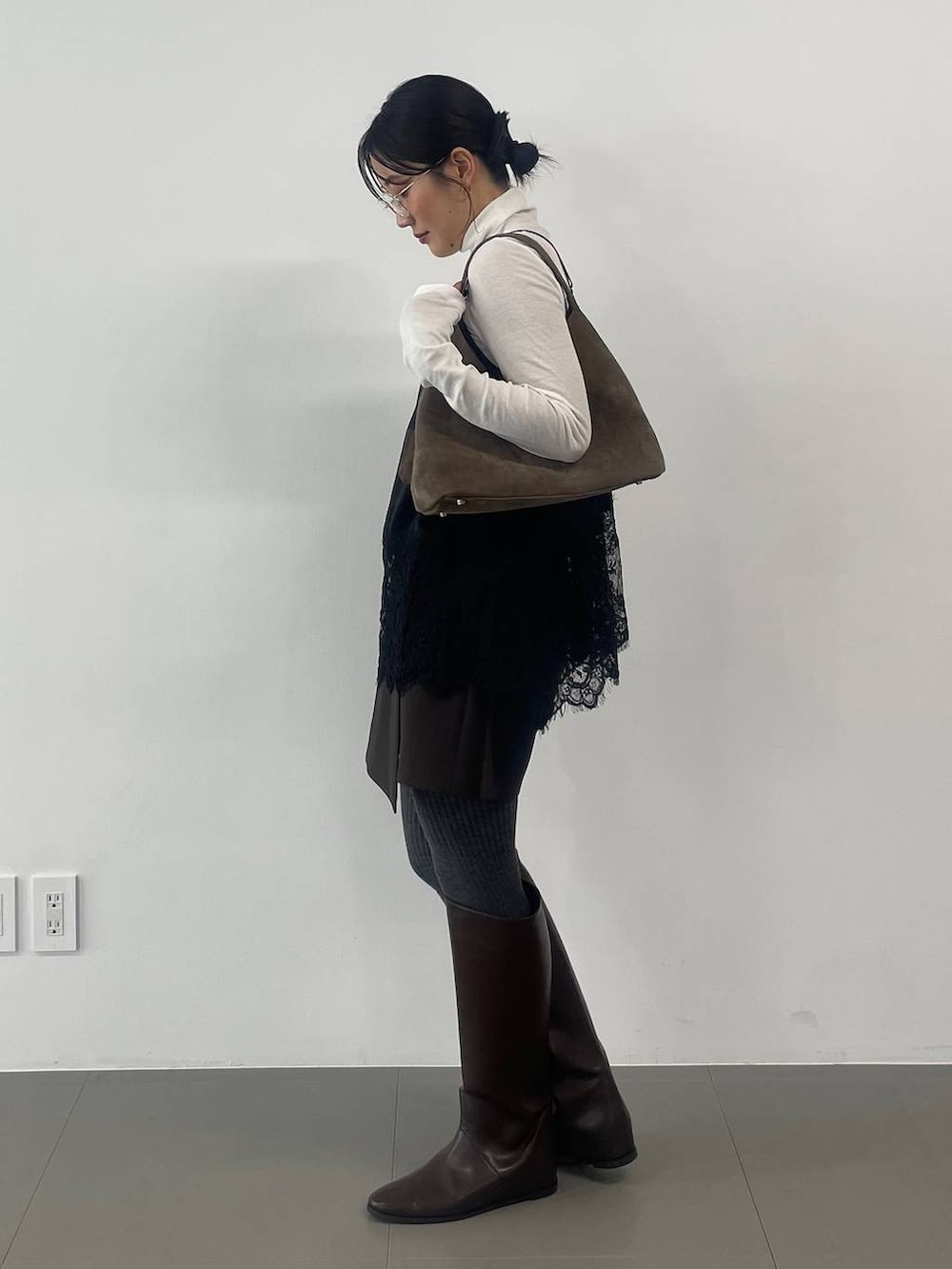 ブラック系のその他パンツ、ブラック系のキャミソール、ベージュ系のハンドバッグを着用したレディースの秋コーディネートの3枚目の写真