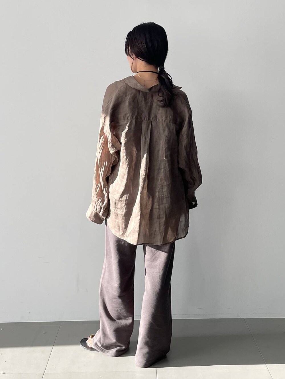 グリーン系のシャツ/ブラウス、ブラック系のキャミソール、グレー系のスウェットパンツを着用したレディースの春コーディネートの5枚目の写真