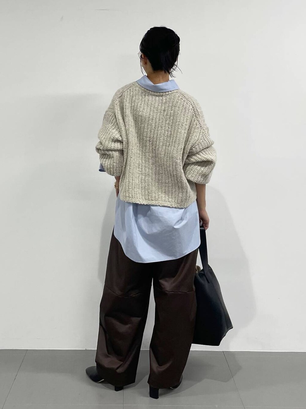 ブラウン系のその他パンツ、ブラック系のブーツ、ベージュ系のニット/セーターを着用したレディースの秋コーディネートの4枚目の写真