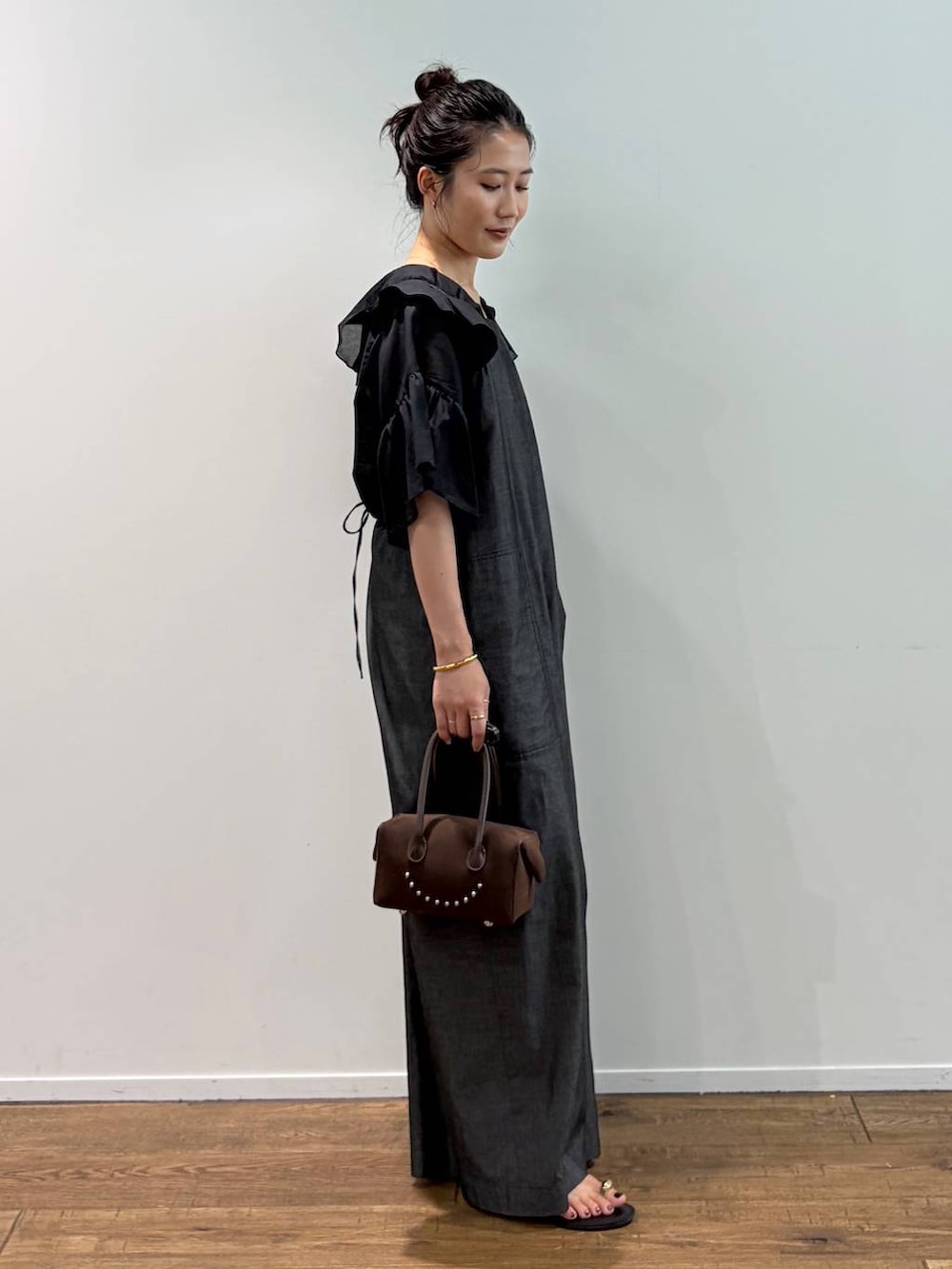 ブラック系のシャツ/ブラウス、ブラック系のサンダル、ブラック系のサロペット/オーバーオールを着用したレディースの夏コーディネートの3枚目の写真