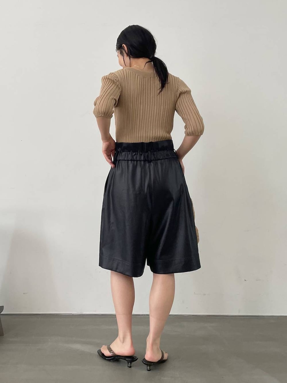 ブラック系のその他パンツ、ベージュ系のカーディガン/ボレロ、ベージュ系のかごバッグを着用したレディースの夏コーディネートの4枚目の写真