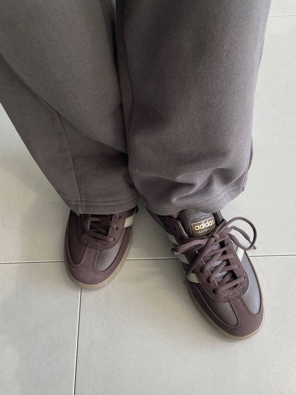 ブラウン系のスニーカー、ピンク系のニット/セーター、グレー系のスウェットパンツを着用したレディースの春コーディネートの7枚目の写真