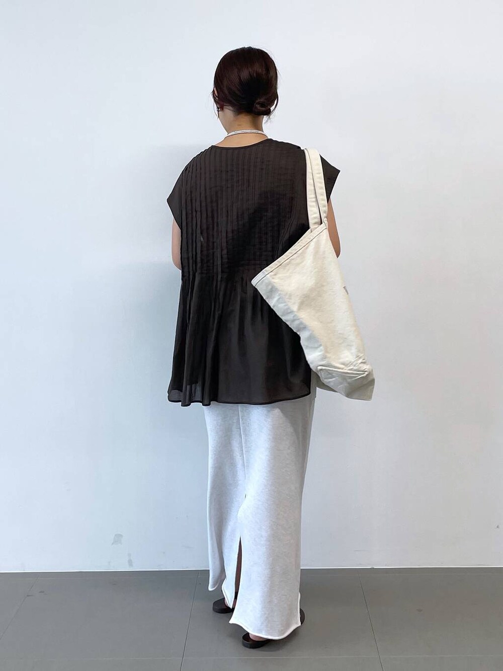 ブラウン系のサンダル、グレー系のスカート、ブラック系のタンクトップを着用したレディースの夏コーディネートの3枚目の写真