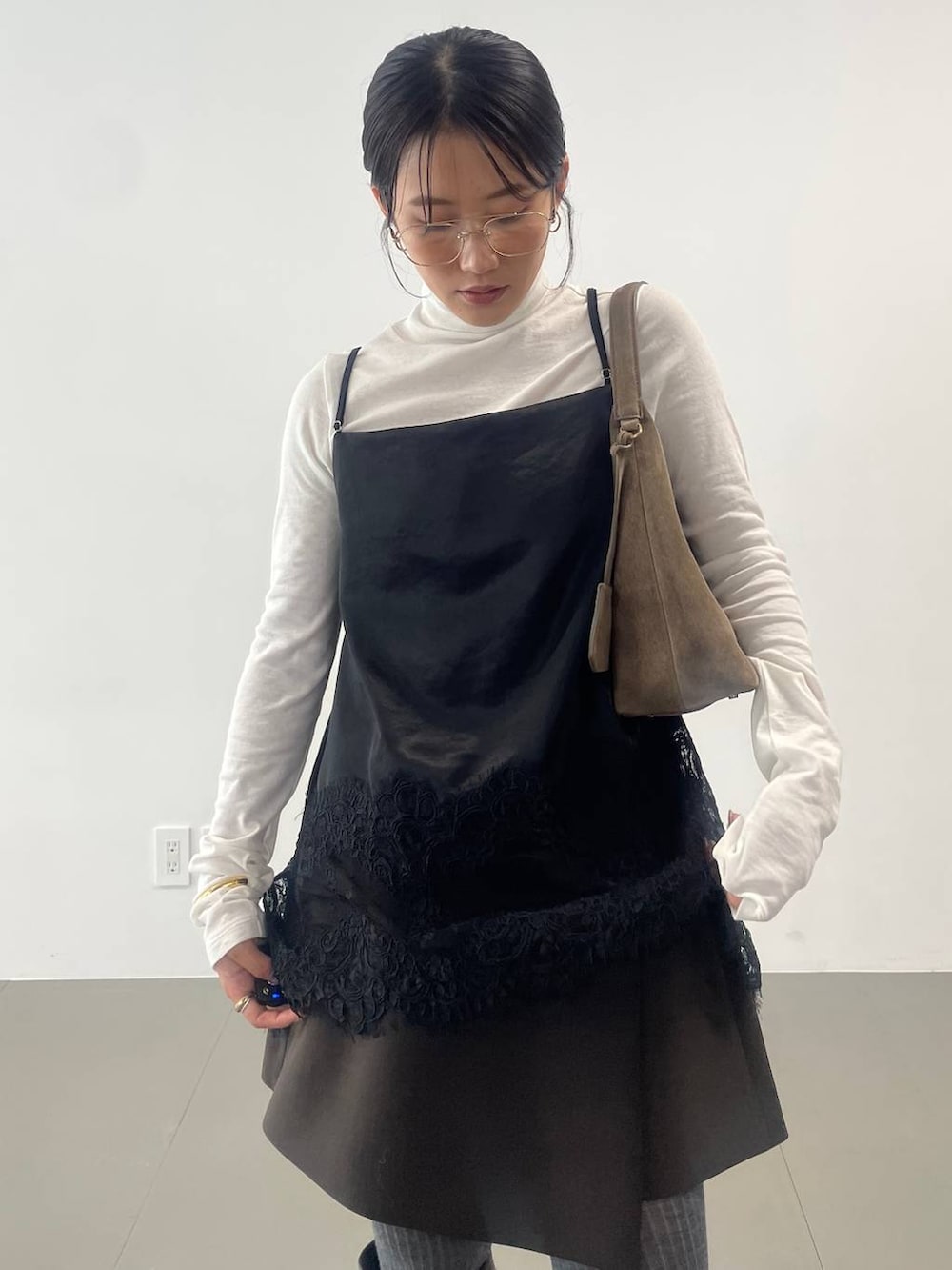 ブラック系のその他パンツ、ブラック系のキャミソール、ベージュ系のハンドバッグを着用したレディースの秋コーディネートの6枚目の写真