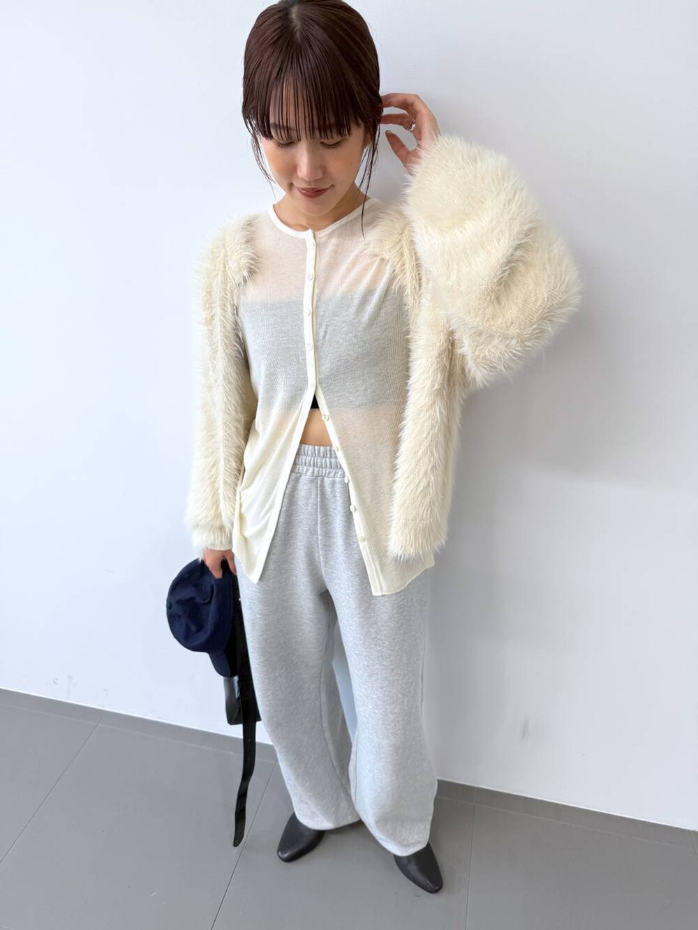 ブラック系のショルダーバッグ、ホワイト系のカーディガン/ボレロ、ホワイト系のカーディガン/ボレロを着用したレディースの夏コーディネートの5枚目の写真