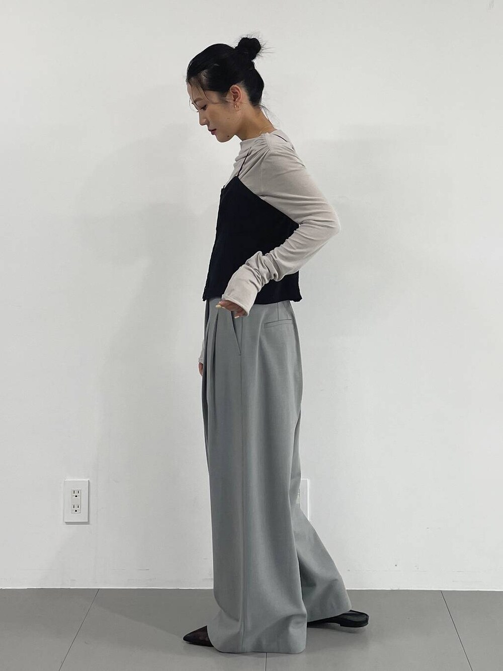 ブラック系のパンプス、ベージュ系のTシャツ/カットソー、グレー系のその他パンツを着用したレディースの冬コーディネートの4枚目の写真