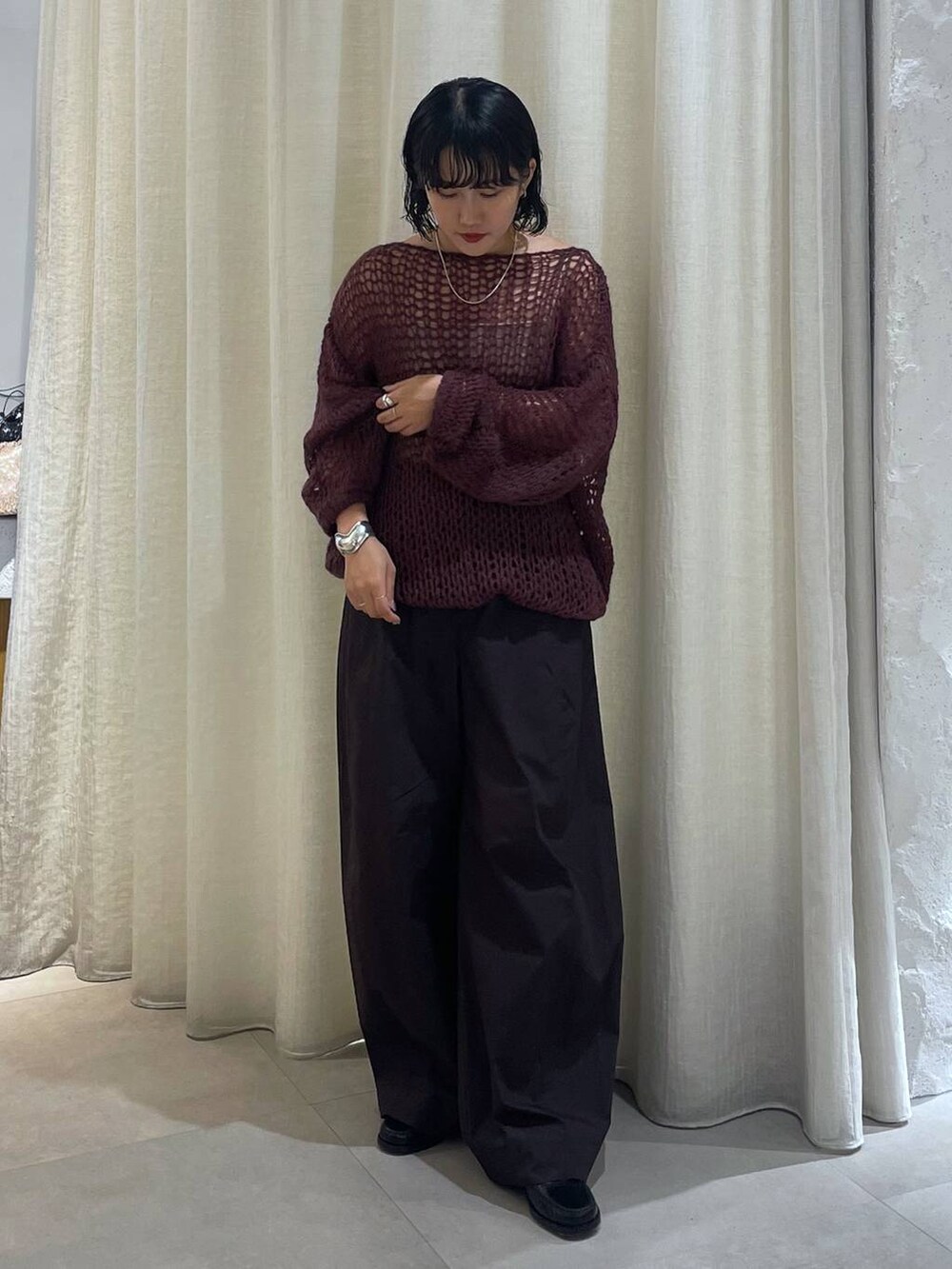 ブラウン系のその他パンツ、グレー系のキャミソール、ブラウン系のニット/セーターを着用したレディースの夏コーディネートの3枚目の写真