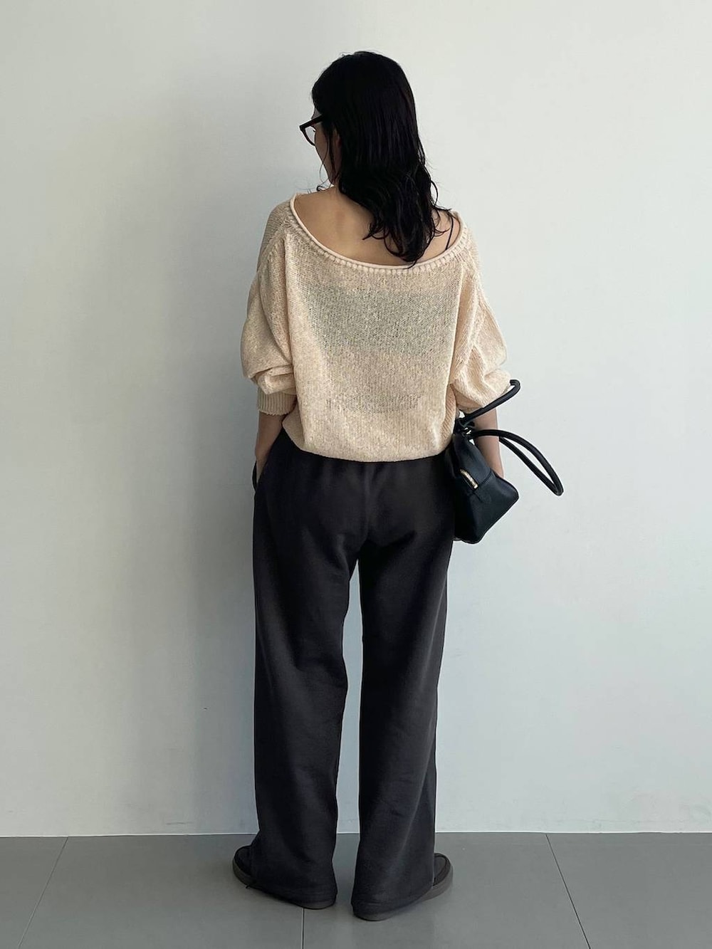 ブラウン系のスニーカー、ピンク系のニット/セーター、グレー系のスウェットパンツを着用したレディースの春コーディネートの5枚目の写真