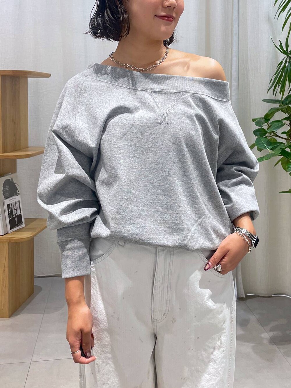 グレー系のTシャツ/カットソー、ホワイト系のデニムパンツを着用したレディースの夏コーディネートの5枚目の写真