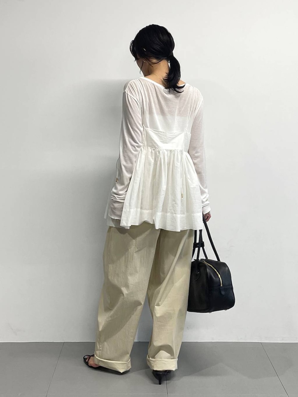 ブラック系のサンダル、ホワイト系のTシャツ/カットソー、ホワイト系のキャミソールを着用したレディースの春コーディネートの4枚目の写真