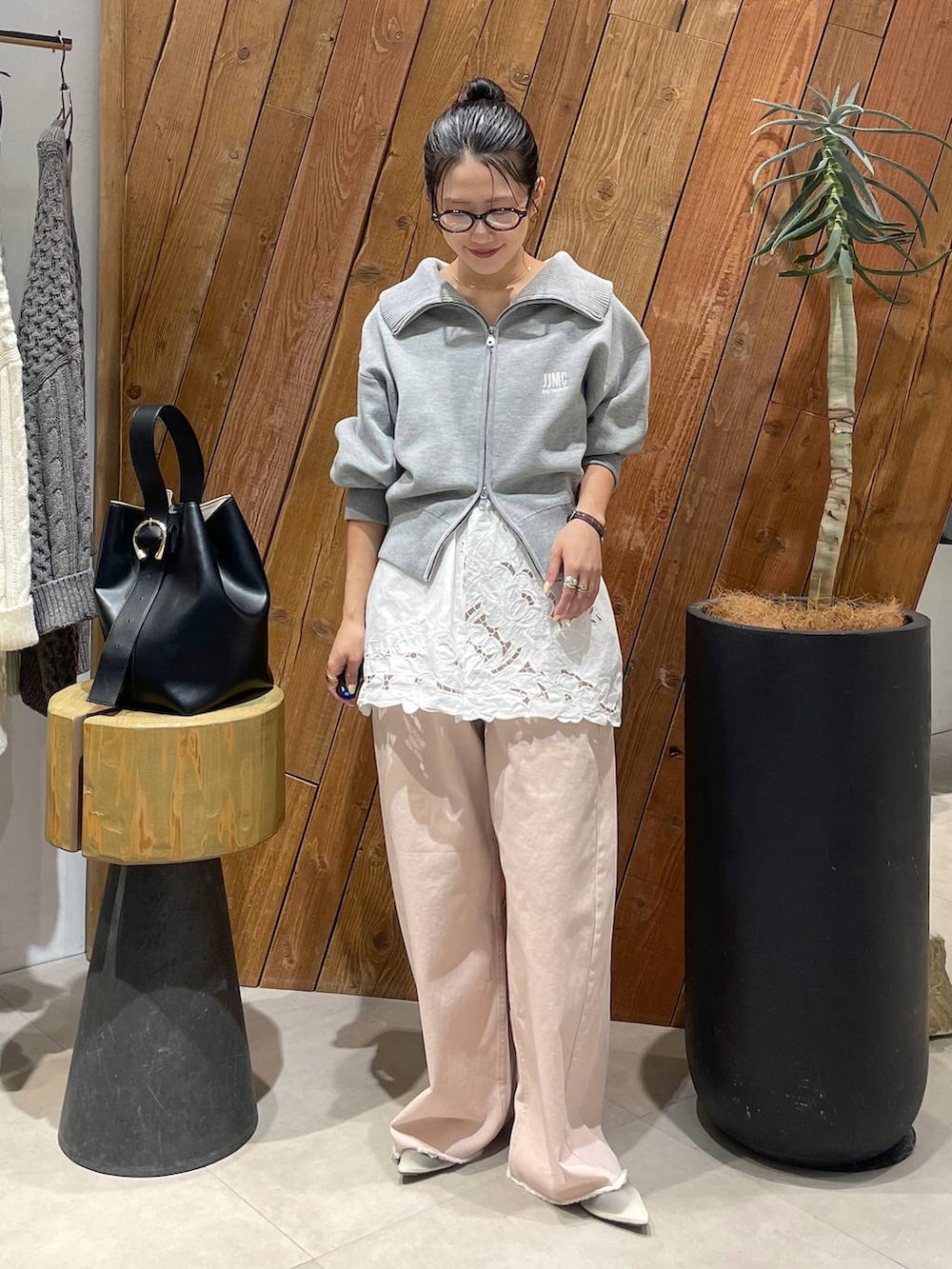ピンク系のデニムパンツ、ベージュ系のパンプス、グレー系のスウェットを着用したレディースの冬コーディネートの2枚目の写真