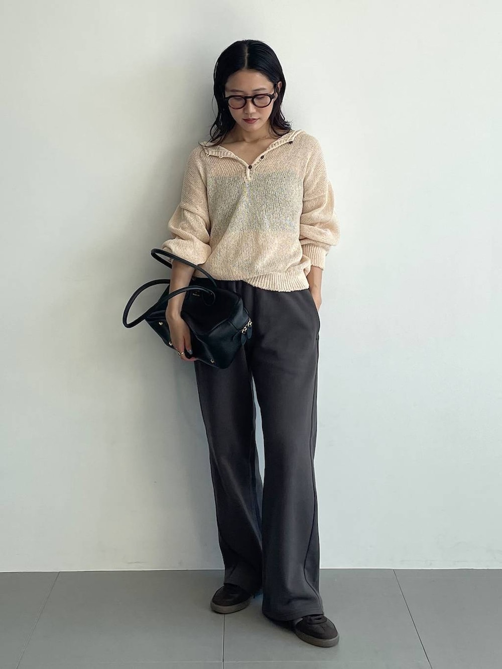 ブラウン系のスニーカー、ピンク系のニット/セーター、グレー系のスウェットパンツを着用したレディースの春コーディネートの2枚目の写真