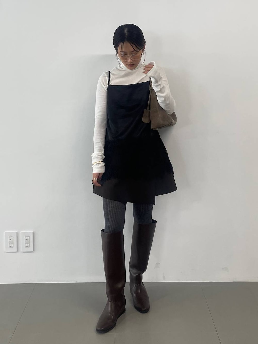 ブラック系のその他パンツ、ブラック系のキャミソール、ベージュ系のハンドバッグを着用したレディースの秋コーディネートの2枚目の写真