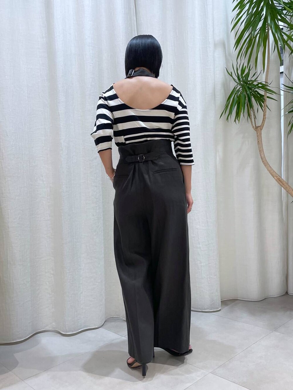 グレー系のその他パンツ、ブラック系のサンダル、その他のTシャツ/カットソーを着用したレディースの夏コーディネートの3枚目の写真