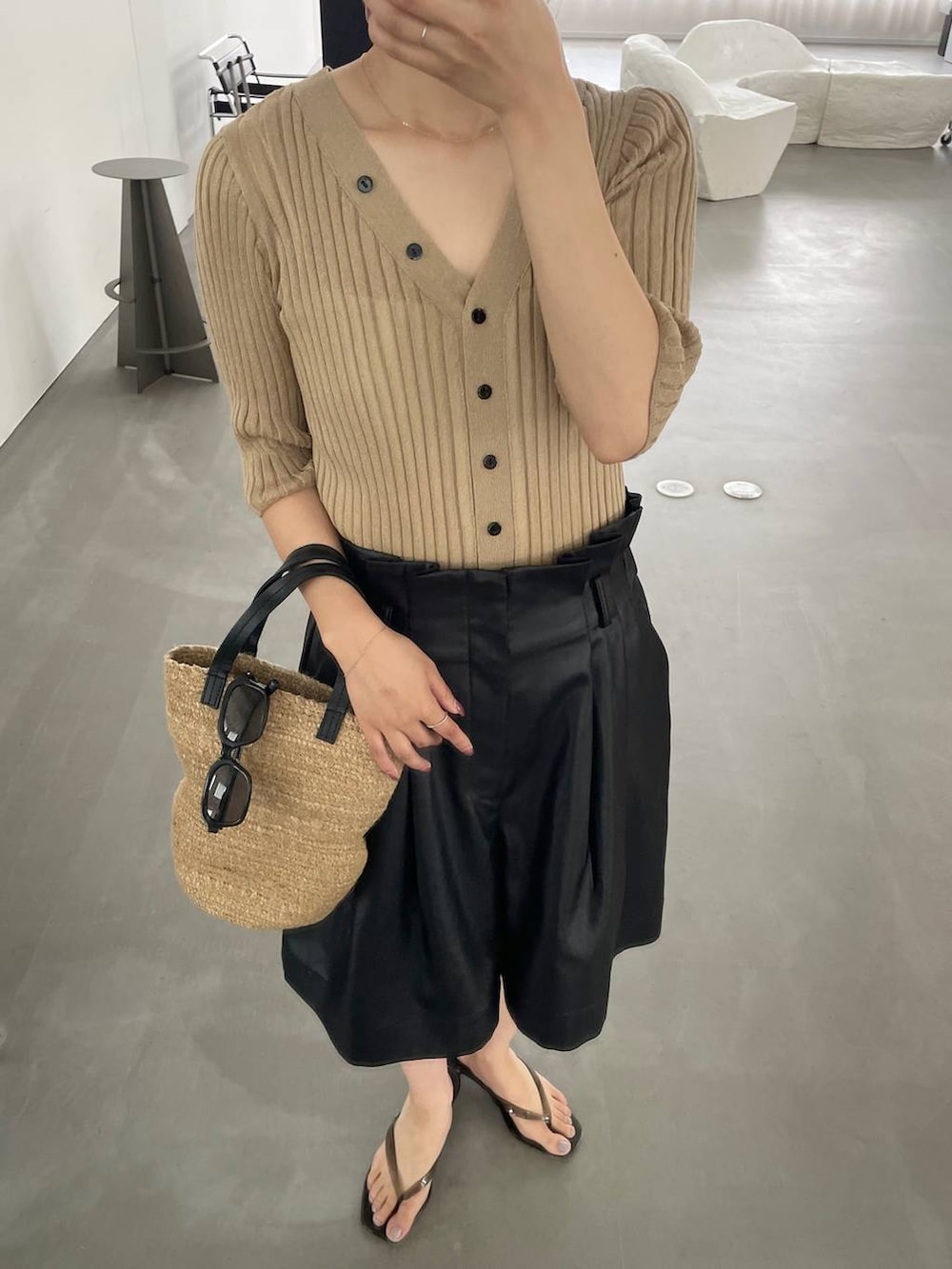 ブラック系のその他パンツ、ベージュ系のカーディガン/ボレロ、ベージュ系のかごバッグを着用したレディースの夏コーディネートの6枚目の写真
