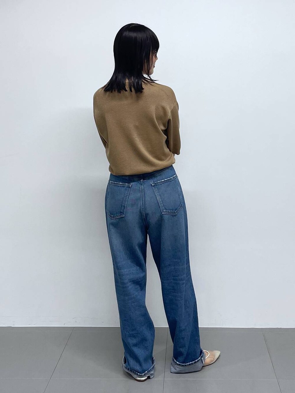 ベージュ系のTシャツ/カットソー、グリーン系のショルダーバッグ、ブルー系のデニムパンツを着用したレディースの夏コーディネートの4枚目の写真