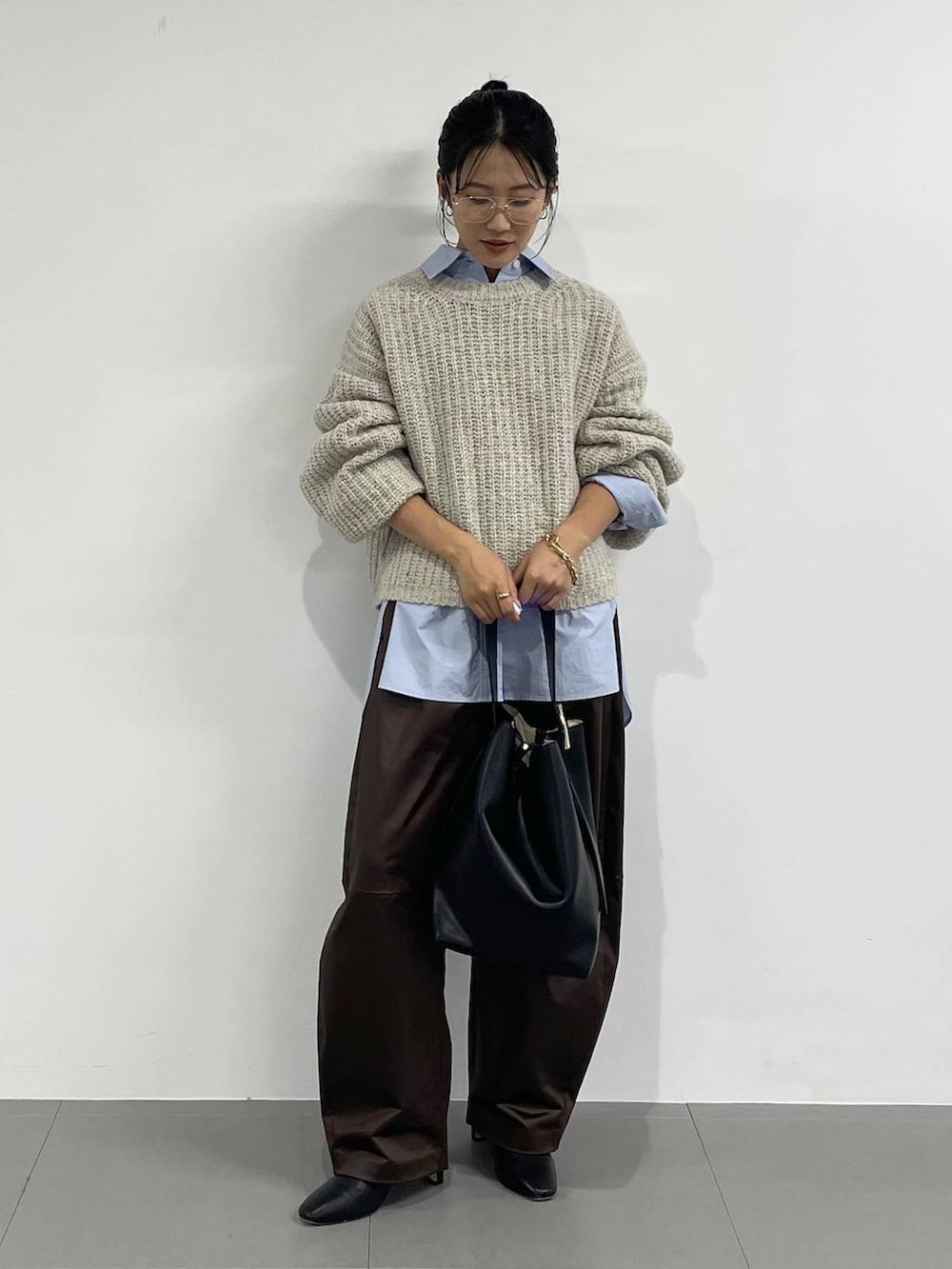 ブラウン系のその他パンツ、ブラック系のブーツ、ベージュ系のニット/セーターを着用したレディースの秋コーディネートの2枚目の写真