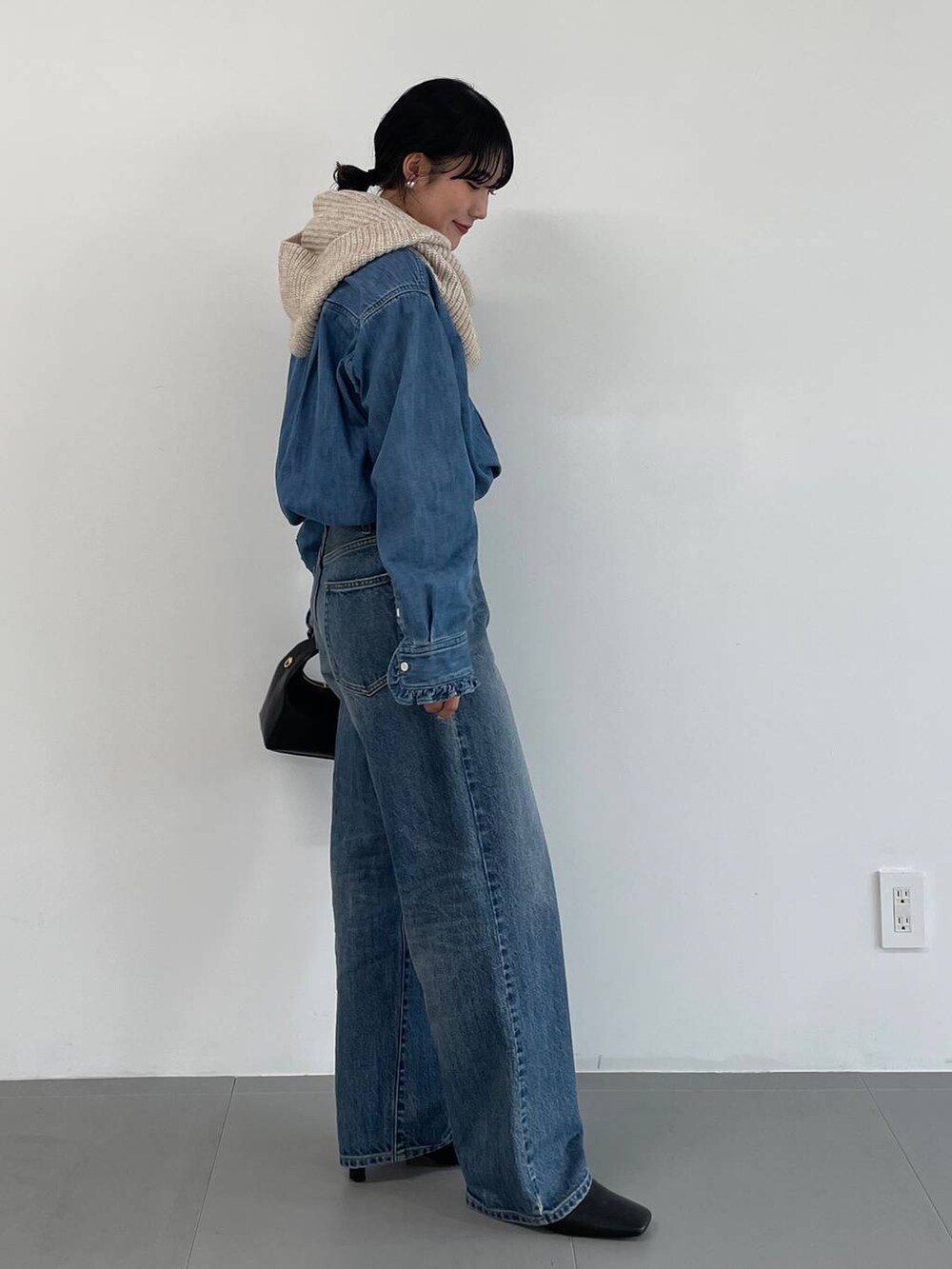 ブルー系のデニムパンツ、ブルー系のシャツ/ブラウス、ホワイト系のマフラーを着用したレディースの冬コーディネートの4枚目の写真