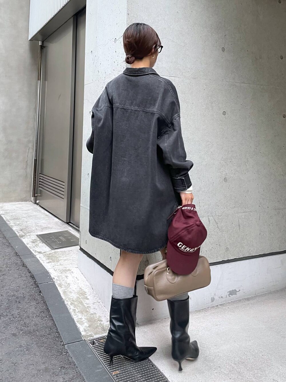 ホワイト系のカーディガン/ボレロ、ベージュ系のハンドバッグ、ブラック系のブーツを着用したレディースの秋コーディネートの5枚目の写真