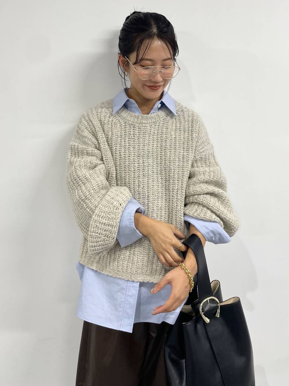 ブラウン系のその他パンツ、ブラック系のブーツ、ベージュ系のニット/セーターを着用したレディースの秋コーディネートの5枚目の写真