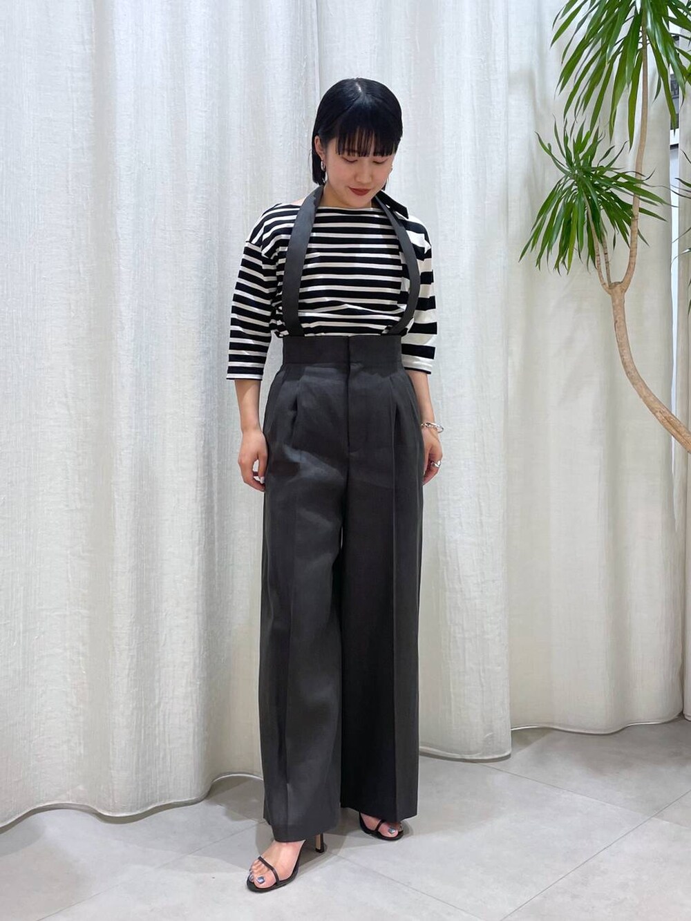 グレー系のその他パンツ、ブラック系のサンダル、その他のTシャツ/カットソーを着用したレディースの夏コーディネートの2枚目の写真