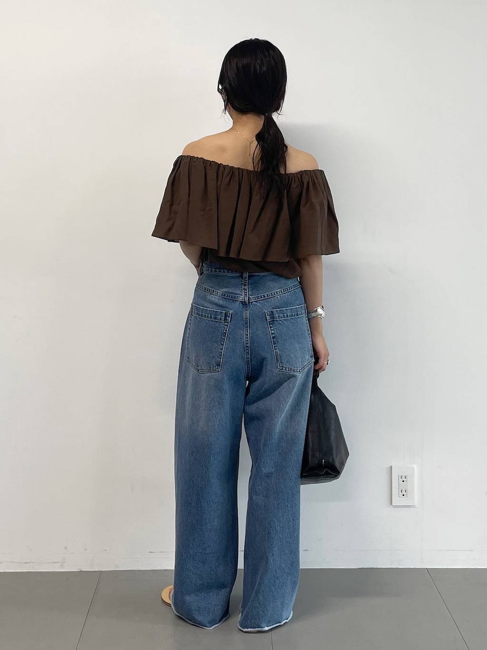ブラウン系のシャツ/ブラウス、ブルー系のデニムパンツ、ブラウン系のサンダルを着用したレディースの夏コーディネートの4枚目の写真