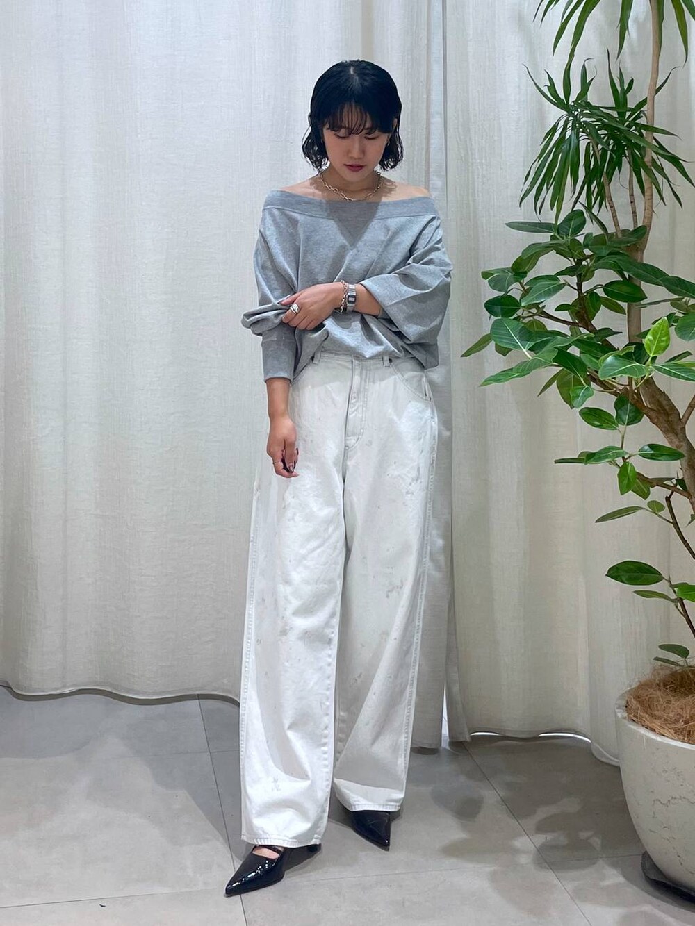 グレー系のTシャツ/カットソー、ホワイト系のデニムパンツを着用したレディースの夏コーディネートの2枚目の写真