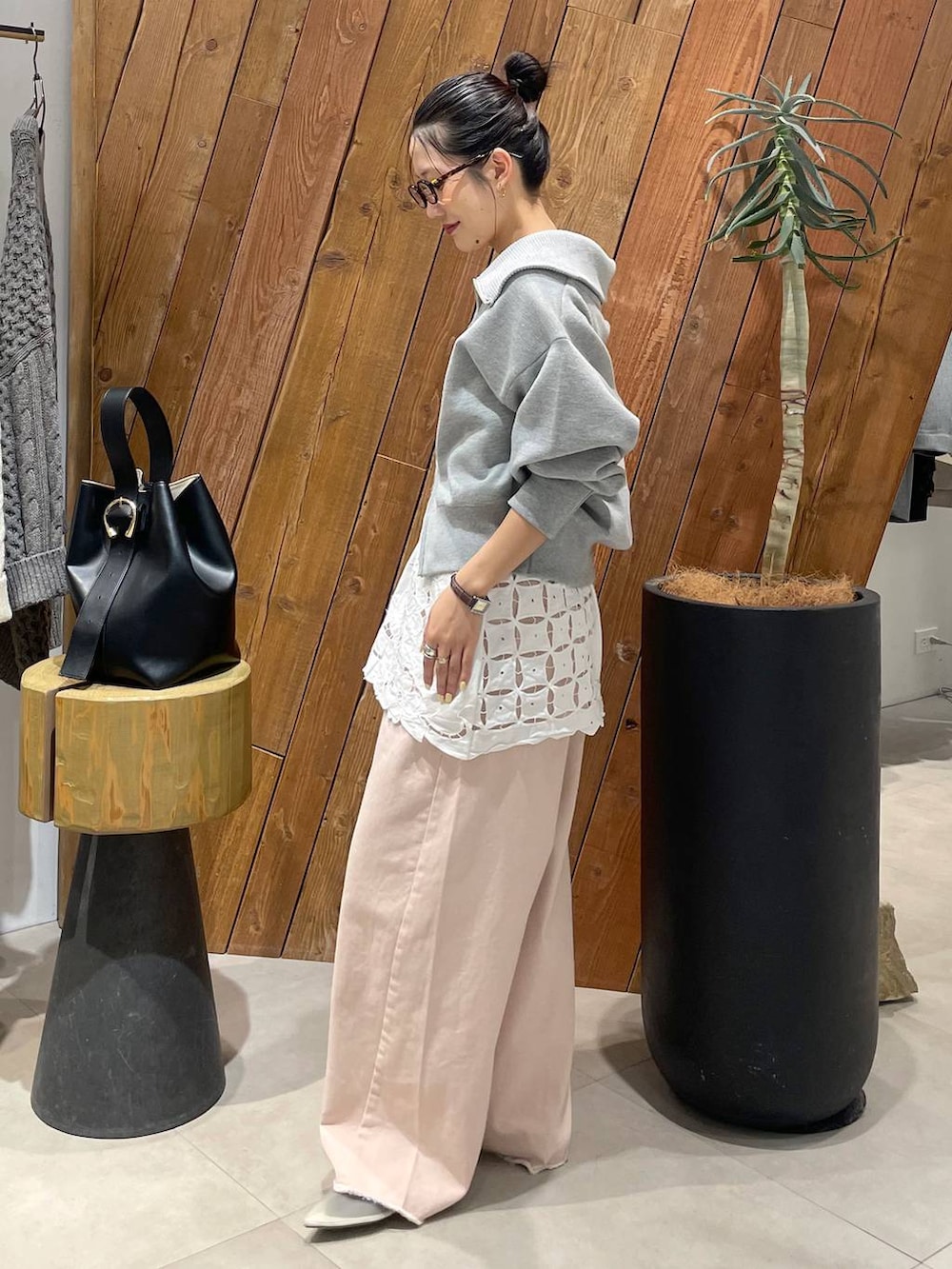ピンク系のデニムパンツ、ベージュ系のパンプス、グレー系のスウェットを着用したレディースの冬コーディネートの3枚目の写真