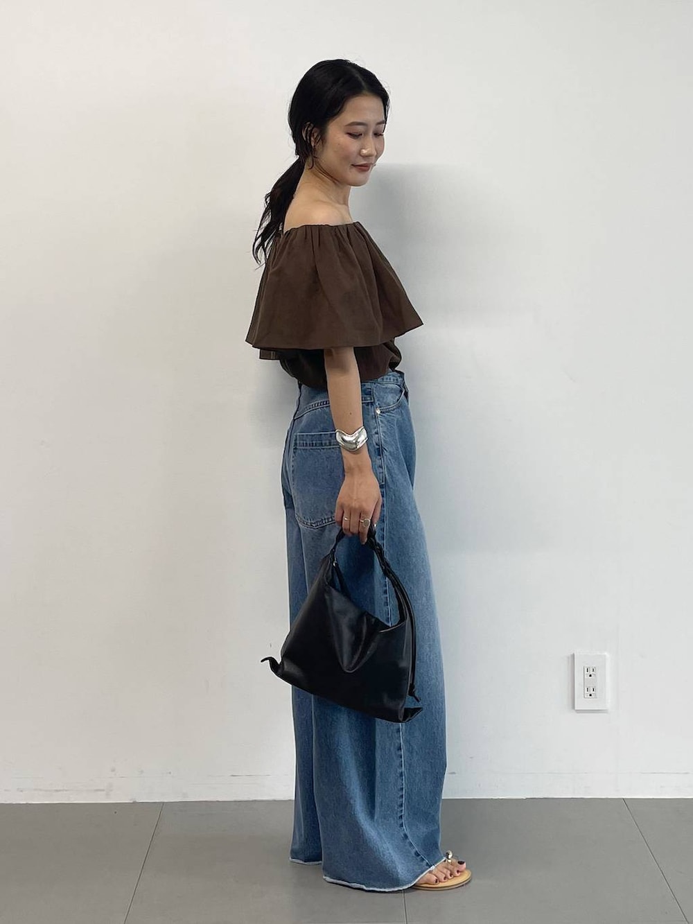 ブラウン系のシャツ/ブラウス、ブルー系のデニムパンツ、ブラウン系のサンダルを着用したレディースの夏コーディネートの3枚目の写真
