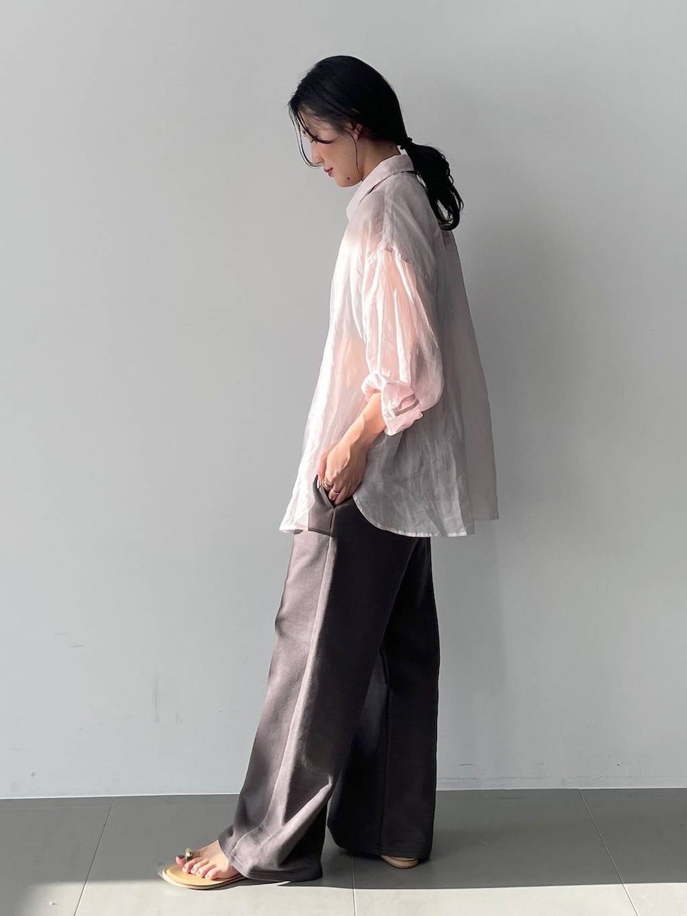 ピンク系のシャツ/ブラウス、グレー系のスウェットパンツを着用したレディースの春コーディネートの4枚目の写真