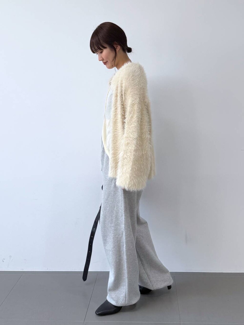 ブラック系のショルダーバッグ、ホワイト系のカーディガン/ボレロ、ホワイト系のカーディガン/ボレロを着用したレディースの夏コーディネートの3枚目の写真