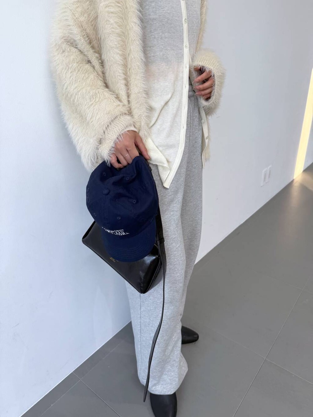 ブラック系のショルダーバッグ、ホワイト系のカーディガン/ボレロ、ホワイト系のカーディガン/ボレロを着用したレディースの夏コーディネートの6枚目の写真