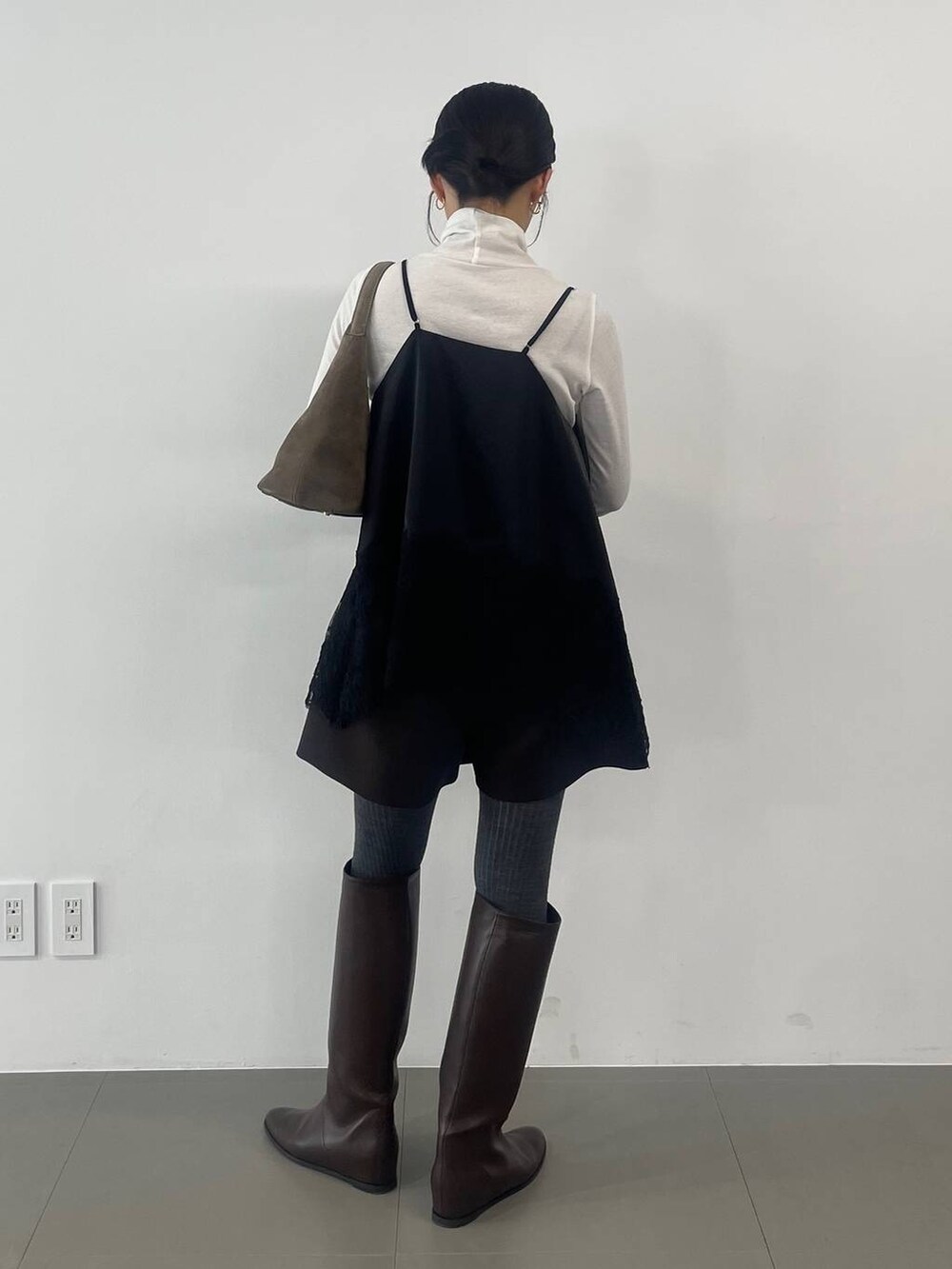 ブラック系のその他パンツ、ブラック系のキャミソール、ベージュ系のハンドバッグを着用したレディースの秋コーディネートの5枚目の写真