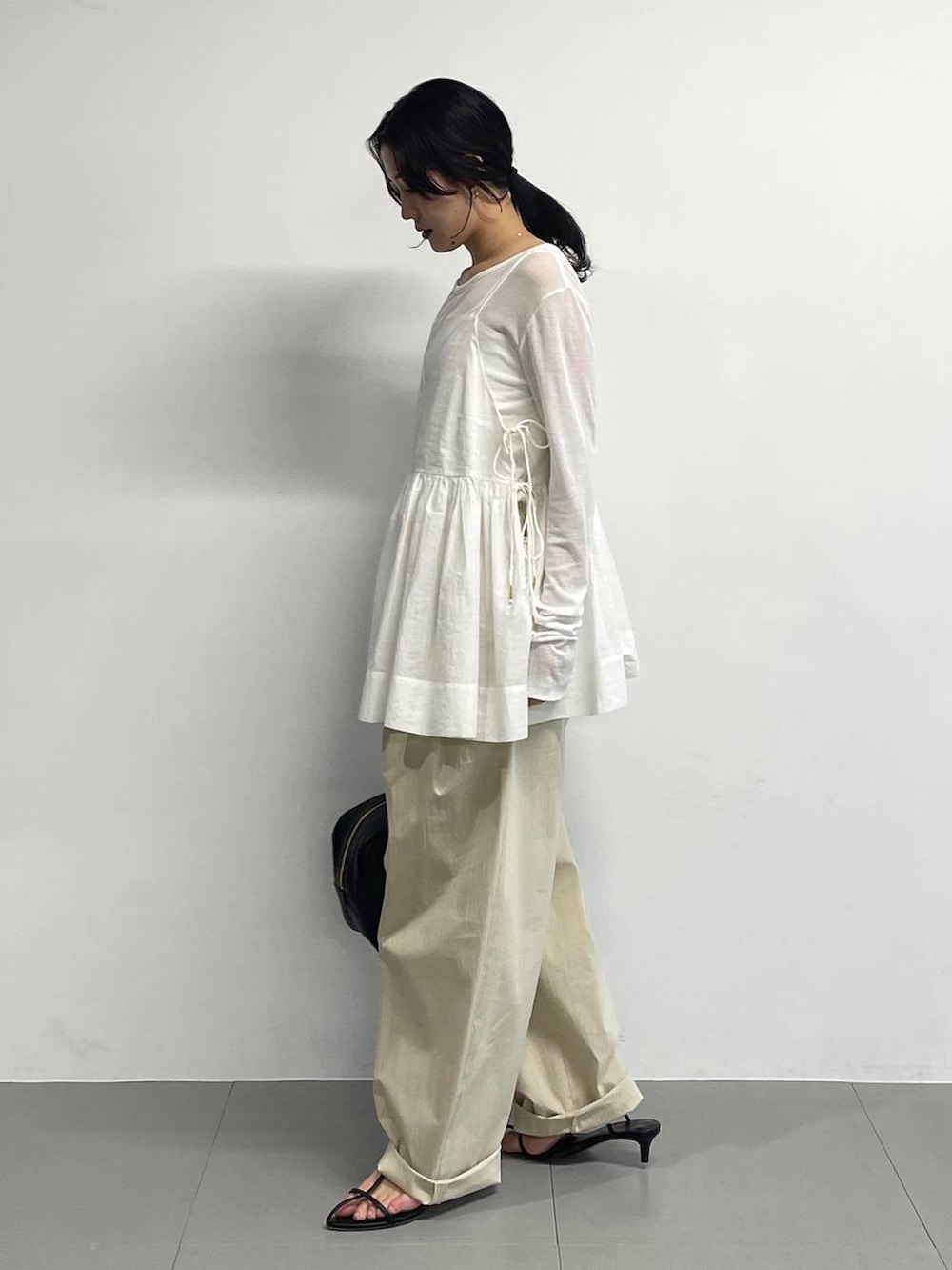 ブラック系のサンダル、ホワイト系のTシャツ/カットソー、ホワイト系のキャミソールを着用したレディースの春コーディネートの2枚目の写真