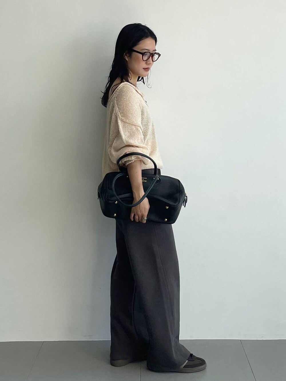 ブラウン系のスニーカー、ピンク系のニット/セーター、グレー系のスウェットパンツを着用したレディースの春コーディネートの3枚目の写真