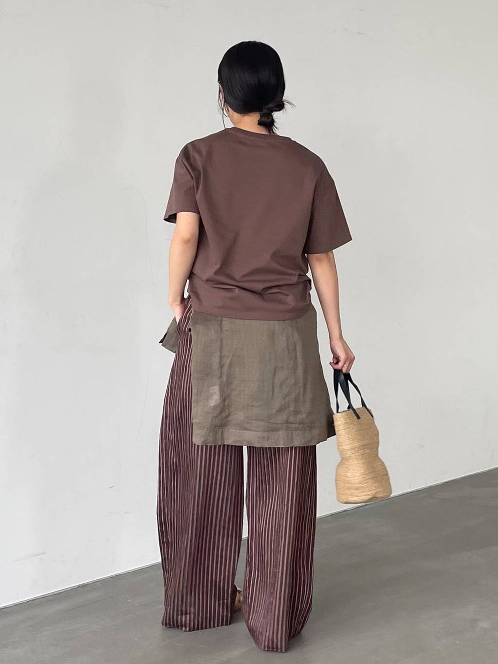 ブラウン系のその他パンツ、ブラウン系のサンダル、グリーン系のテーラードジャケットを着用したレディースの夏コーディネートの4枚目の写真