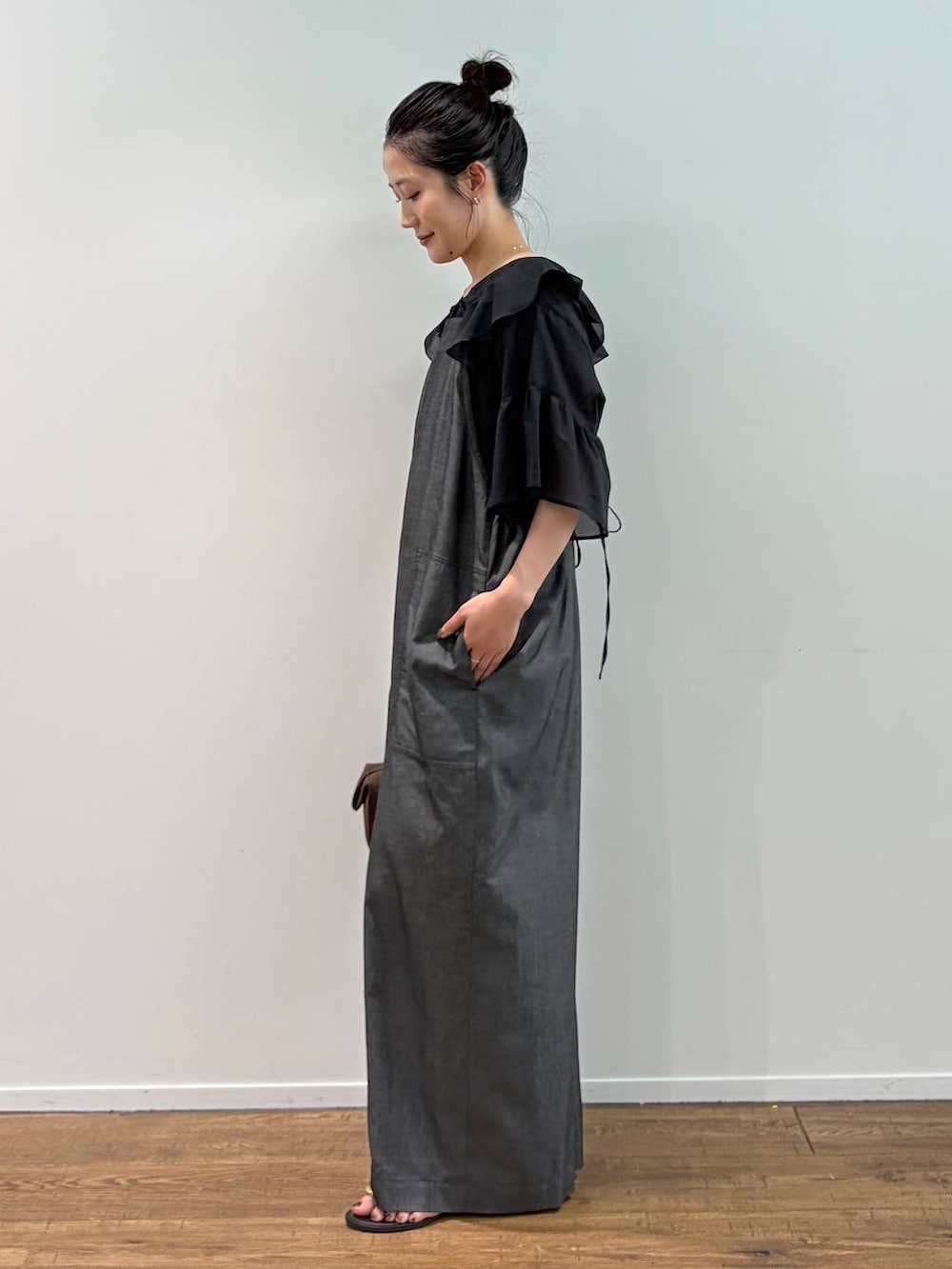 ブラック系のシャツ/ブラウス、ブラック系のサンダル、ブラック系のサロペット/オーバーオールを着用したレディースの夏コーディネートの2枚目の写真