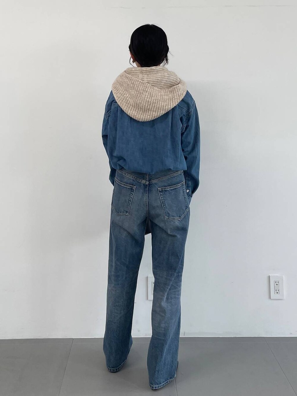 ブルー系のデニムパンツ、ブルー系のシャツ/ブラウス、ホワイト系のマフラーを着用したレディースの冬コーディネートの5枚目の写真