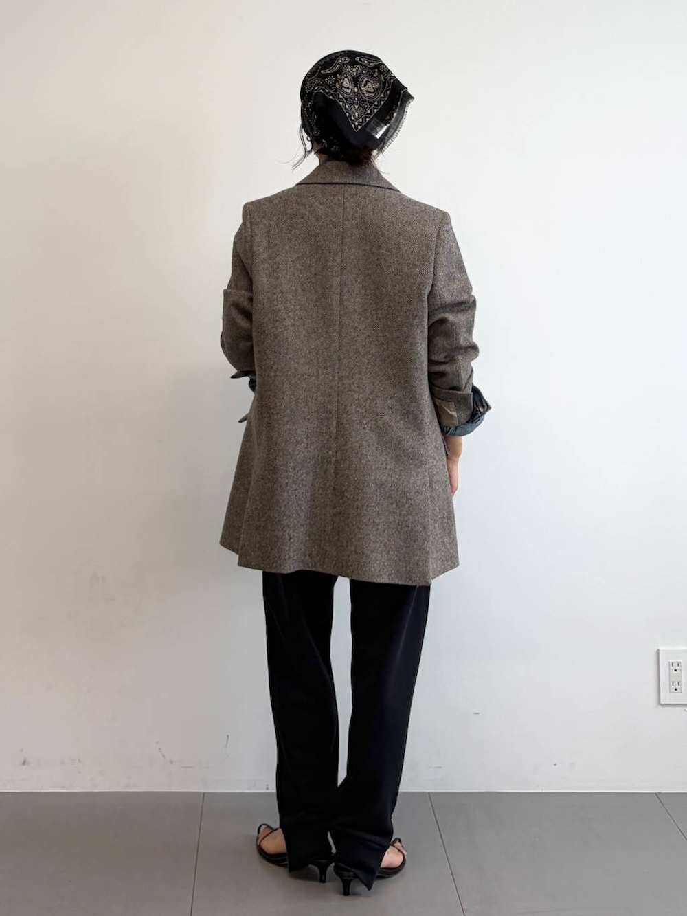 ブルー系のスウェットパンツ、ブルー系のデニムジャケット、ブラック系のサンダルを着用したレディースの秋コーディネートの4枚目の写真
