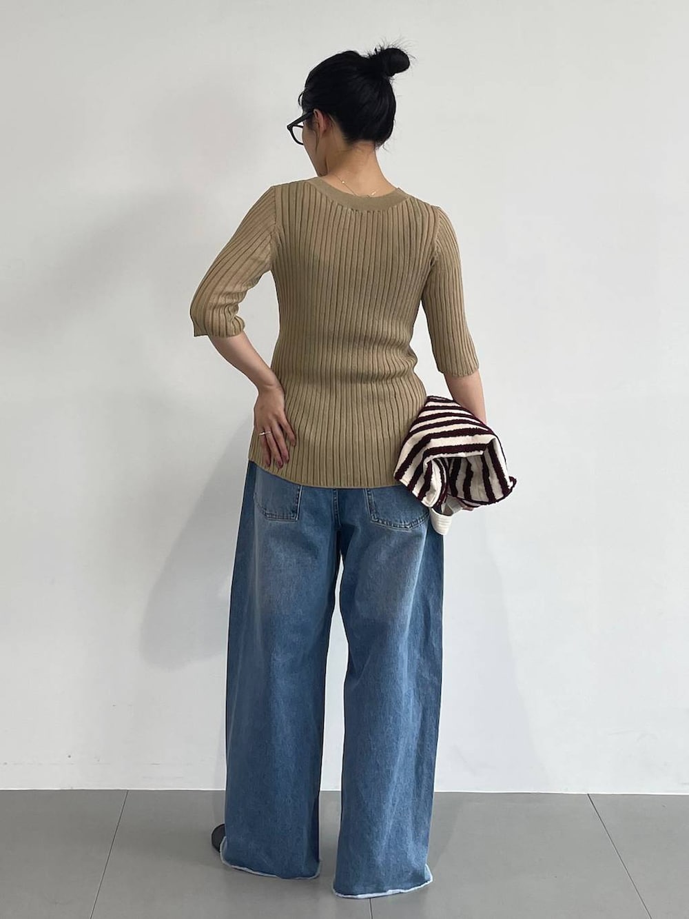 ブルー系のデニムパンツ、ブラック系のサンダル、ベージュ系のカーディガン/ボレロを着用したレディースの夏コーディネートの5枚目の写真