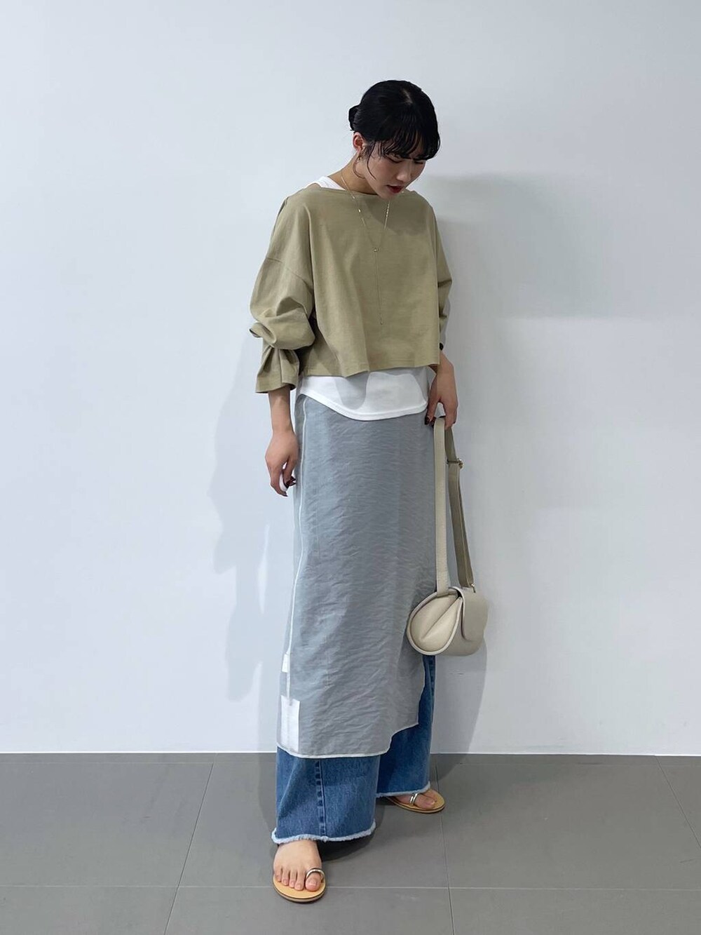 「着痩せ・細見え、ヴィンテージ、体型カバー、リラックス、BABYLONE、大人カジュアル」｜「AULENTTIの【AULENTTI】ショルダーBAG（ショルダーバッグ、ホワイト系）」を使った、bl_misatoさん（レディース・159cm）の春コーディネートの2枚目の写真
