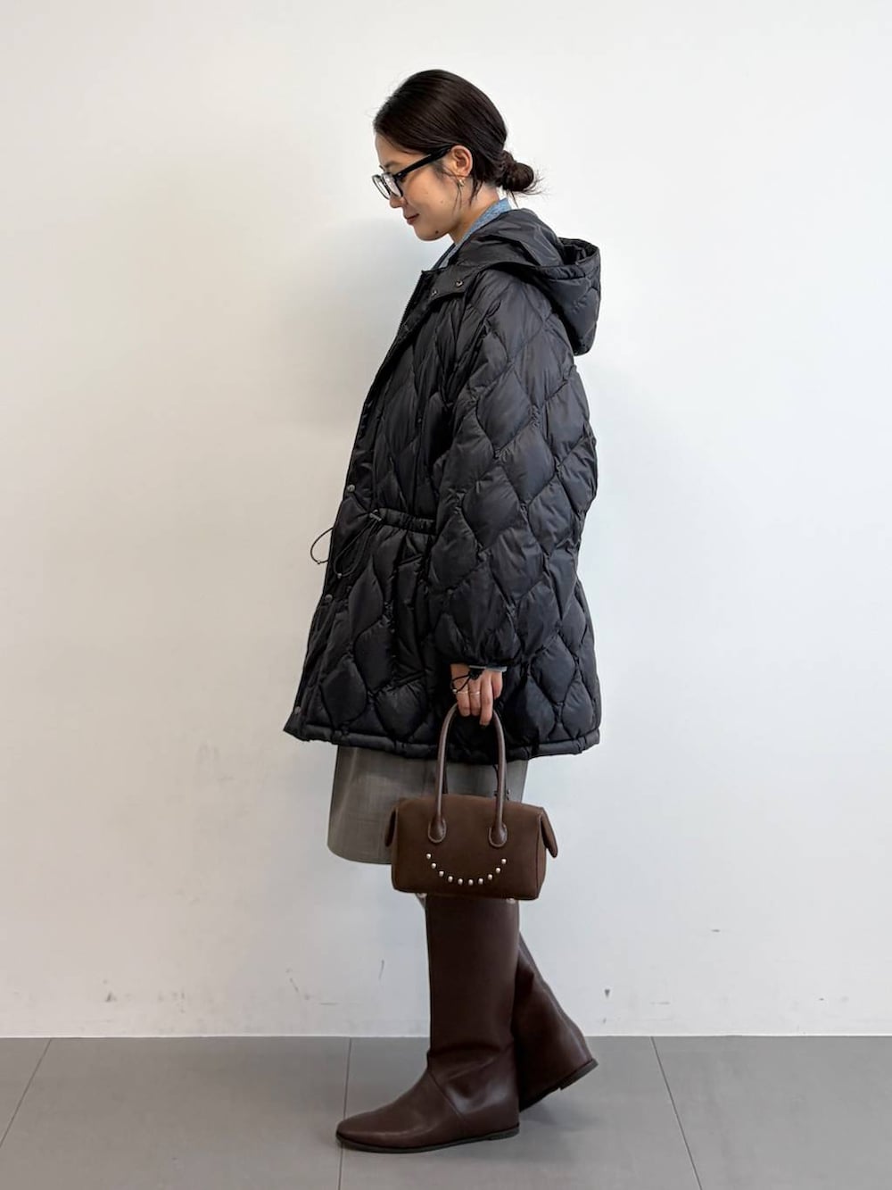 ブラウン系のその他パンツ、ブラック系のダウンジャケット/コート、ブルー系のデニムジャケットを着用したレディースの秋コーディネートの3枚目の写真